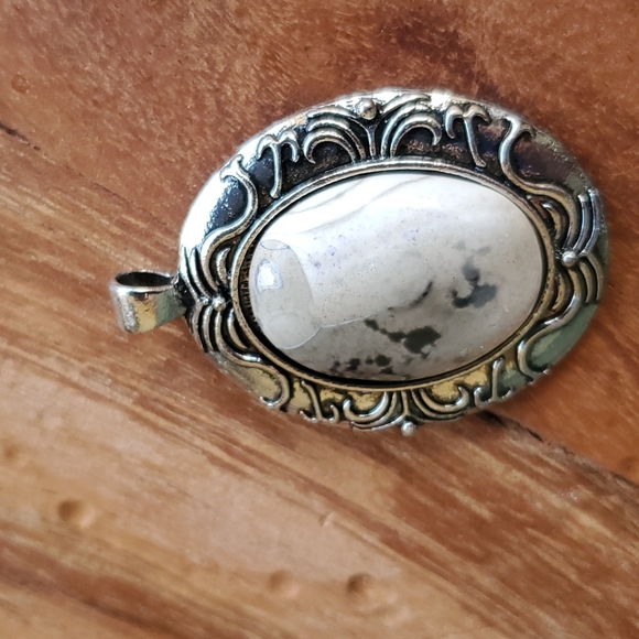 New White Agate Silver Plated Pendant. - Picture 3 of 7